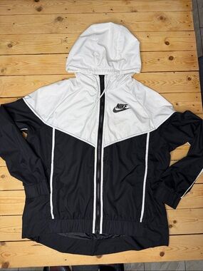 Nike Big Boys Sz L  Black & White Colorblock Hooded Jacket
